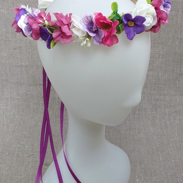 Mākslīgo ziedu vainadziņš īpašiem brīžiem.