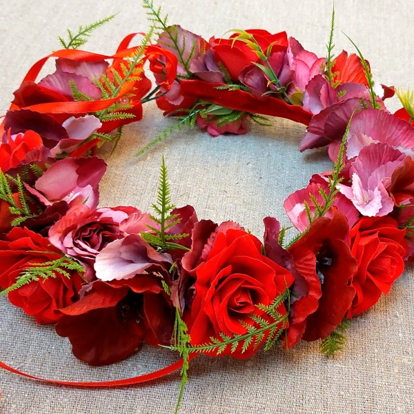 Vainadziņš sarkanos toņos ar rozēm!