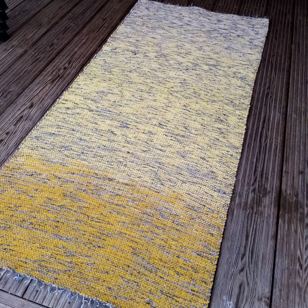 Dzeltenu toņu paklājiņš