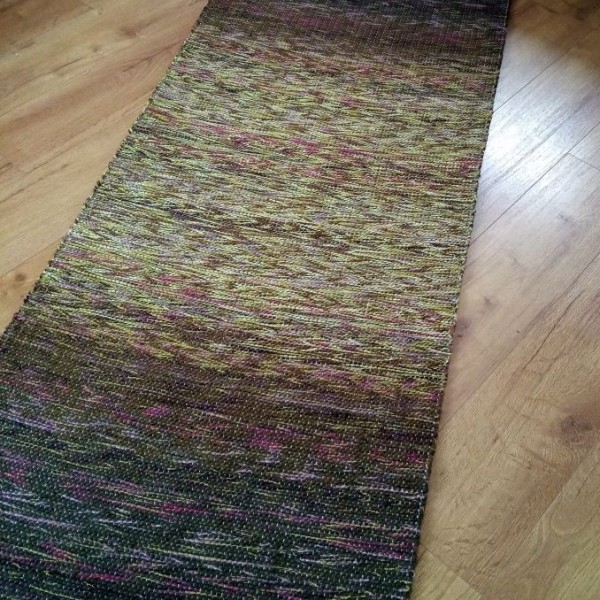 Krāsains grīdas celiņš