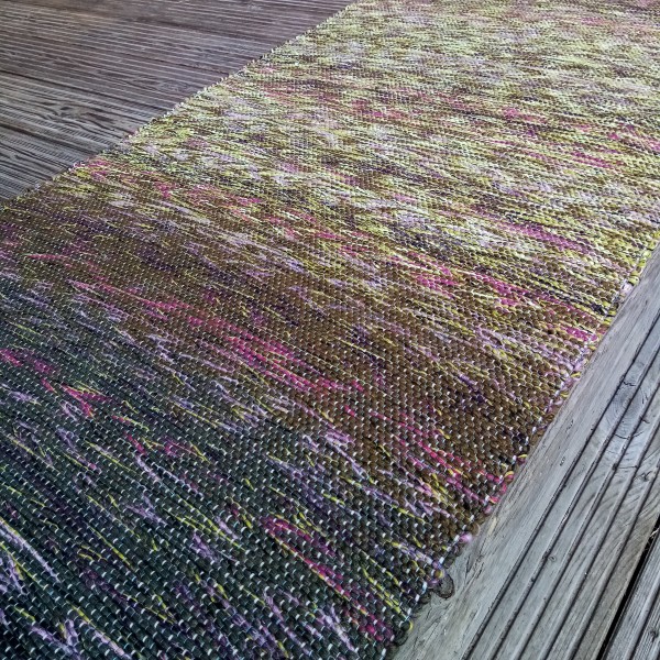 Krāsains grīdas celiņš