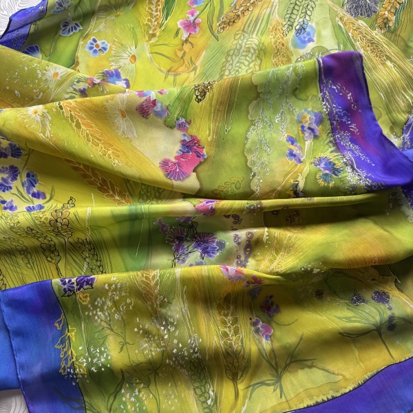 "Pavas iedvesma" apgleznota zīda šalle.