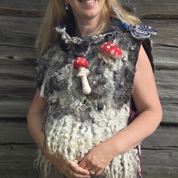 Filcēta veste ar vaļējiem sāniem "Savvaļas vilnas faktūras"