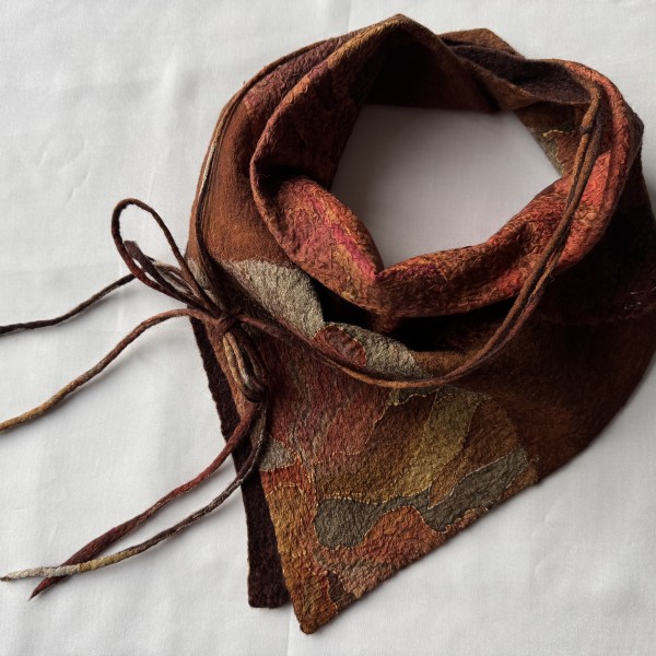 Merino vilnas  un zīda kakla (galvas) lakats.