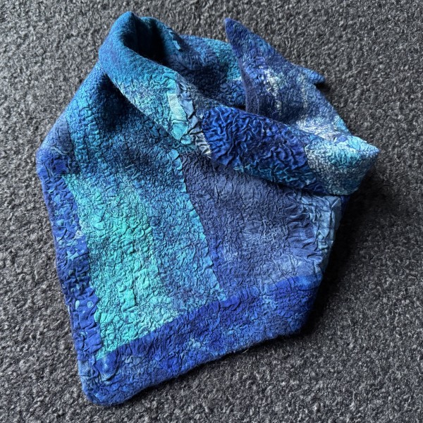 Merino vilnas  un zīda kakla (galvas) zilo toņu lakats .