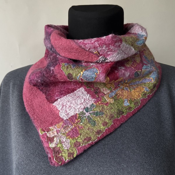 Merino vilnas  un zīda kakla (galvas) rozā toņu lakats .