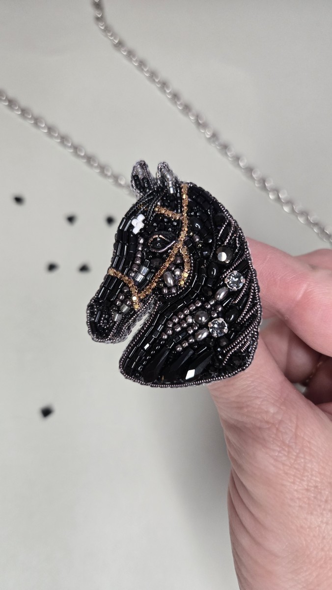 23.Brosa_melns_zirgs_agnesijewelry.jpg